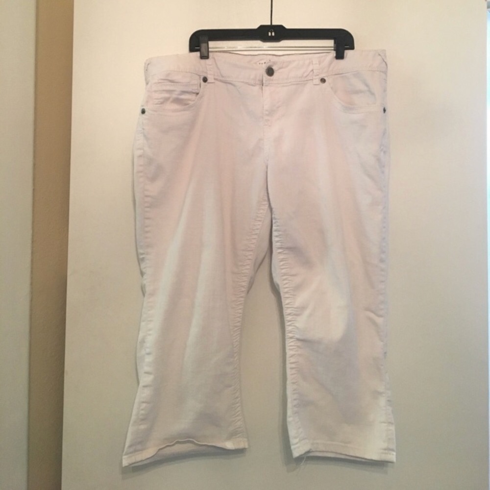 Maurices size 22 white jean capris